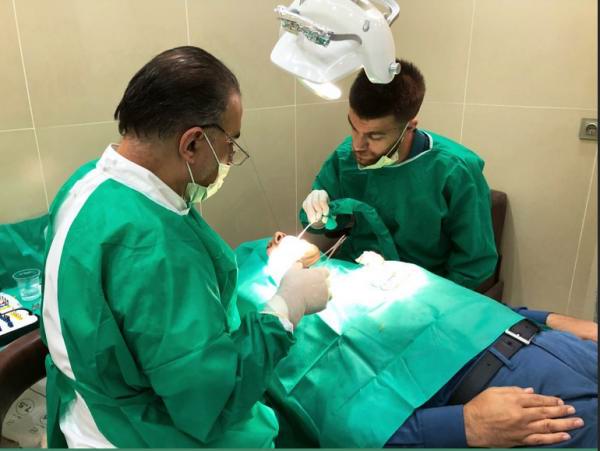 دکتر سید محسنی در حال عمل کاشت دندان