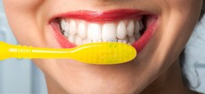 مسواک زدن دندان، چگونه دندان های خود را سفید کنیم؟